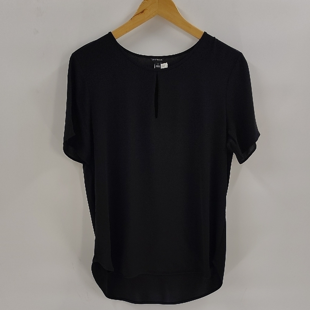 Ann Taylor Blouse Medium Black  Lightweight Pullover Short Sleeve Flowy